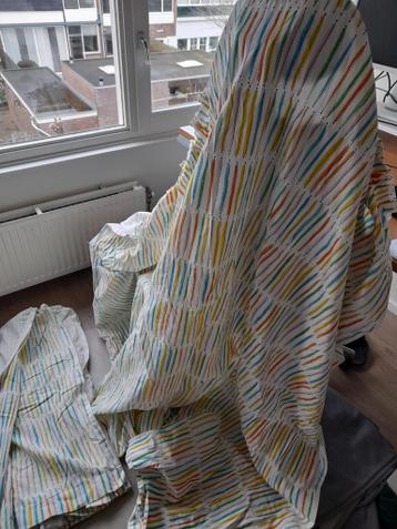 2x Gekleurde gordijnen, met haakjes