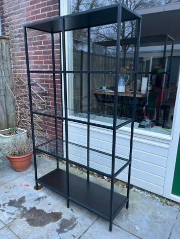 Stijlvolle vitrinekast met glazen planken