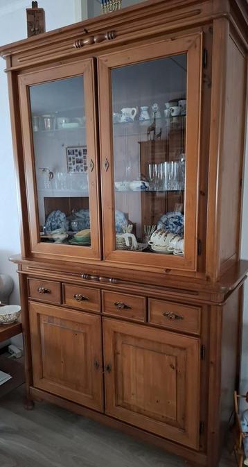 Kast met glazen deuren