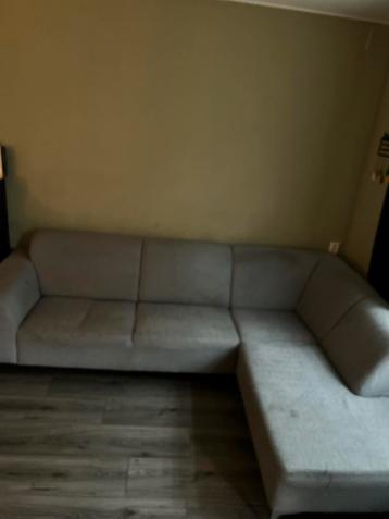 Gebruikte hoekbank met kapotte veer