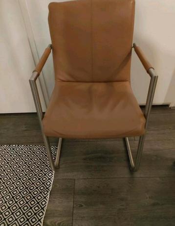 Gratis Twee bruine leren stoelen met metalen frame