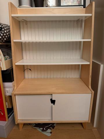 Boekenkastje met deuren en planken