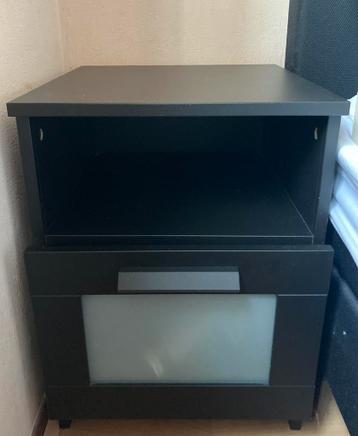 Gratis: Graag zsm ophalen. zwart nachtkastje