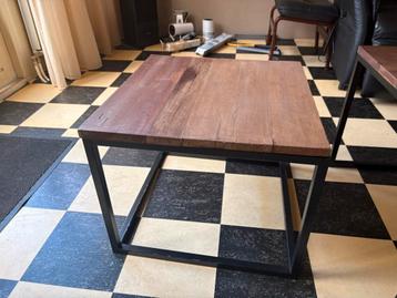 Stijlvolle salontafel met houten blad