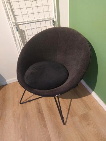 Zwarte stoel met metalen poten