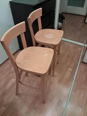 2 houten barkrukken met rugleuning