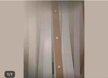 Witte planken plafon badkamer