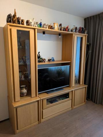 Grote eiken houten wandkast met glazen deuren