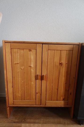 Massief houten grenen kastje