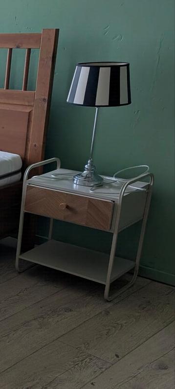 Nachtkastje met lade en lampje