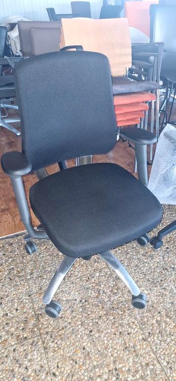 Nette Axia bureaustoelen - Nieuw binnen!