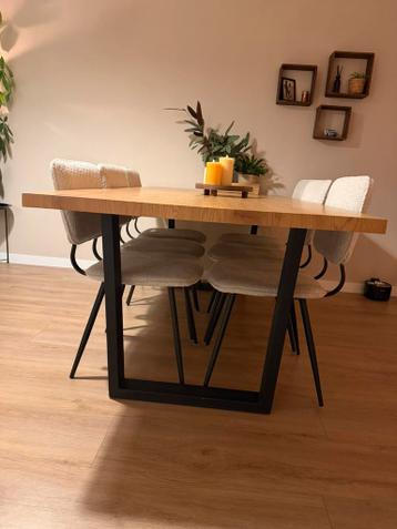 Eettafel met diverse beschadigingen