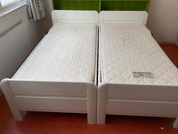 2 losse bedden 90x200 cm in hoogte verstelbaar