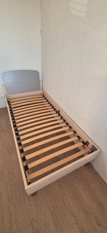 Bedframe, eenpersoons, met hoofdbord en lattenbodem
