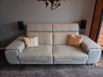 Lichtgrijze ruime 2-zits bank electrisch verstelbaar