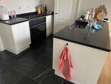 Gratis: landelijke keuken met inbouwapparatuur