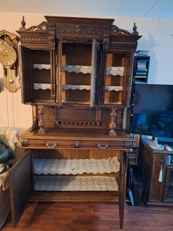 Deze afbeelding toont een antiek Frans keukenbuffet of buffe