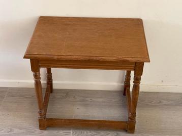 Houten Bijzettafeltje