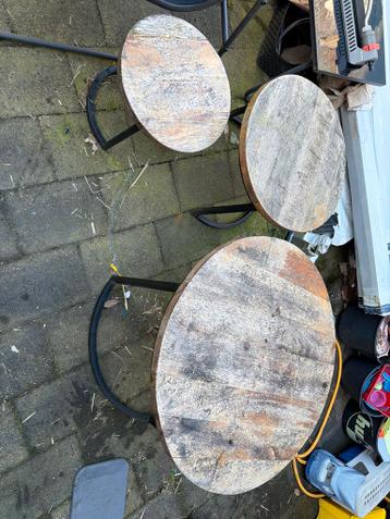 Houten salontafels met metalen onderstel