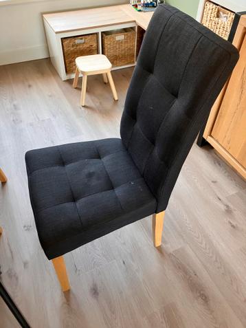 Zes gebruikte stoelen