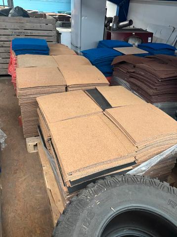Gratis af te halen: Bruine tapijttegels (per pallet)