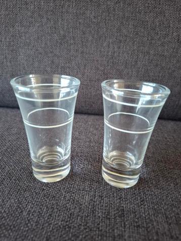 Twee shotglaasjes met witte strepen