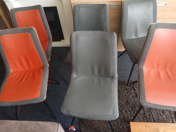 Gratis af te halen6 stoelen zitte goed maar met beschadingen