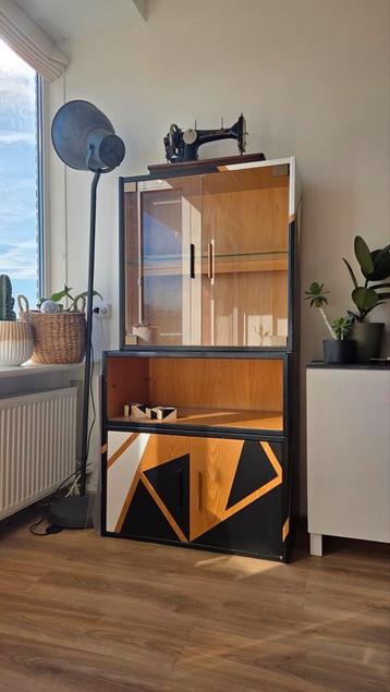 Beschilderde vitrinekast met verlichting