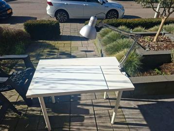 Tafel met bureaulamp