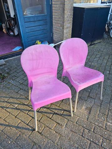 2 gebruikte roze stoelen - intact, maar niet meer mooi