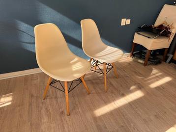 Twee kuipstoelen gratis af te halen