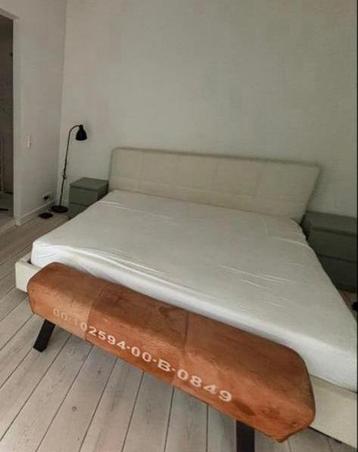 Groot tweepersoonsbed (180x200) met zacht hoofdbord