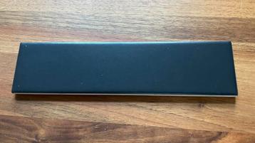 115 Mat zwarte wandtegeltjes 20x5 cm.