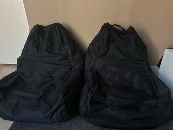 Twee zwarte zitzakken gratis af te halen (binnenhoezen kapot