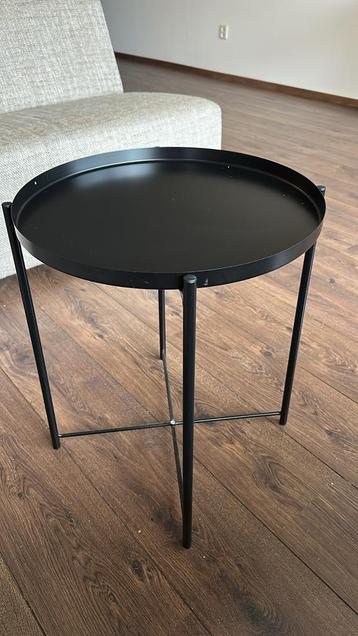 Zo goed als nieuwe IKEA bijzettafel, zwart metaal