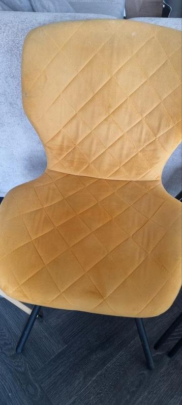 2 velvet gele stoelen
