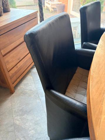 Gratis: 7 zwarte leren stoelen met kattenkrabben
