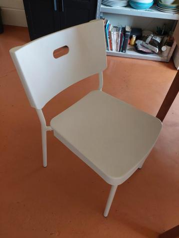 GRATIS: 4x Witte plastic stoelen van Ikea