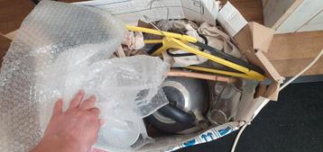 Gratis doos met allerlei spullen