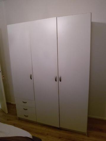 Grote kledingskast (opknapper)