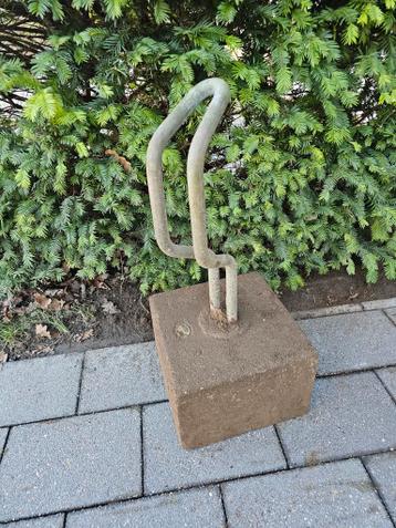 Fietsbeugel met betonvoet