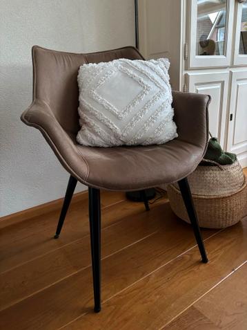 Taupe kunstleer stoel met zwarte poten