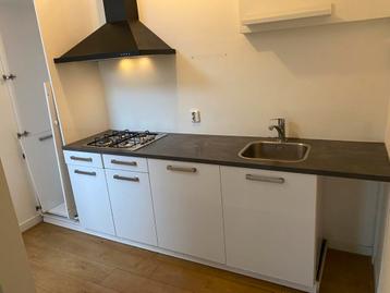 Keuken (wit met zwart keukenblad)