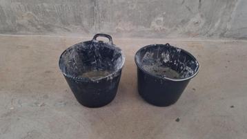 Twee stevige bouwemmers, gebruikt