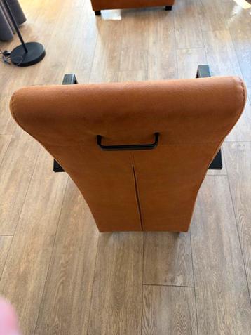 Vier stoelen en een 2,5-zits bank in kleur gognac