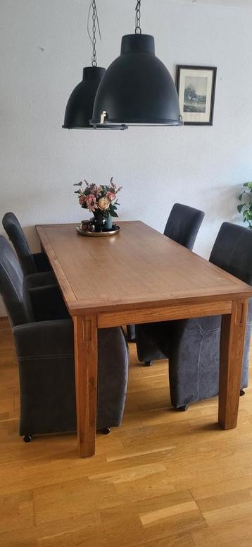 Mooie tafel voor bosje tulpen