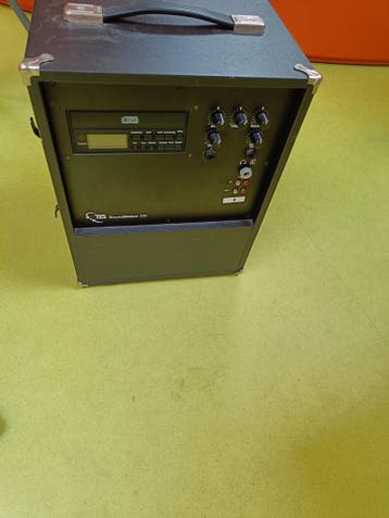 Luidsprekers, microfoon en cd speler.