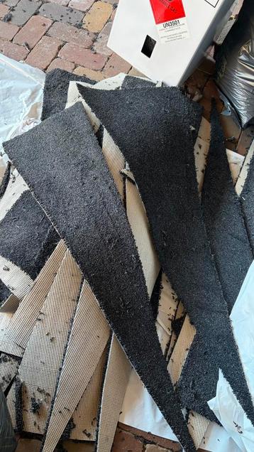 Reststukken vloer bedekking.