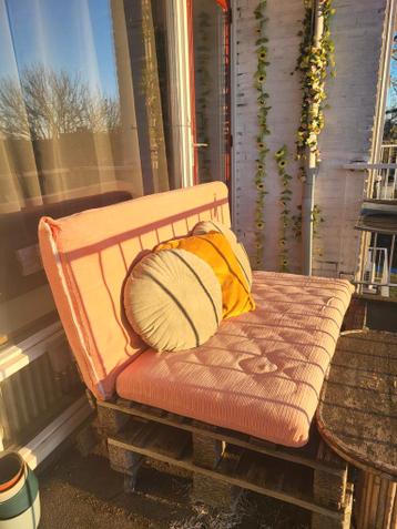 Pallet bank voor balkon of tuin met grote kussens
