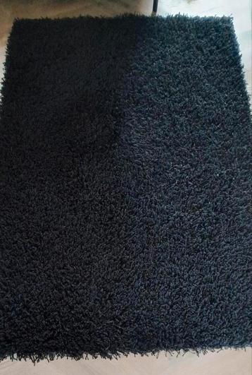 Hoogpolig zwart vloerkleed